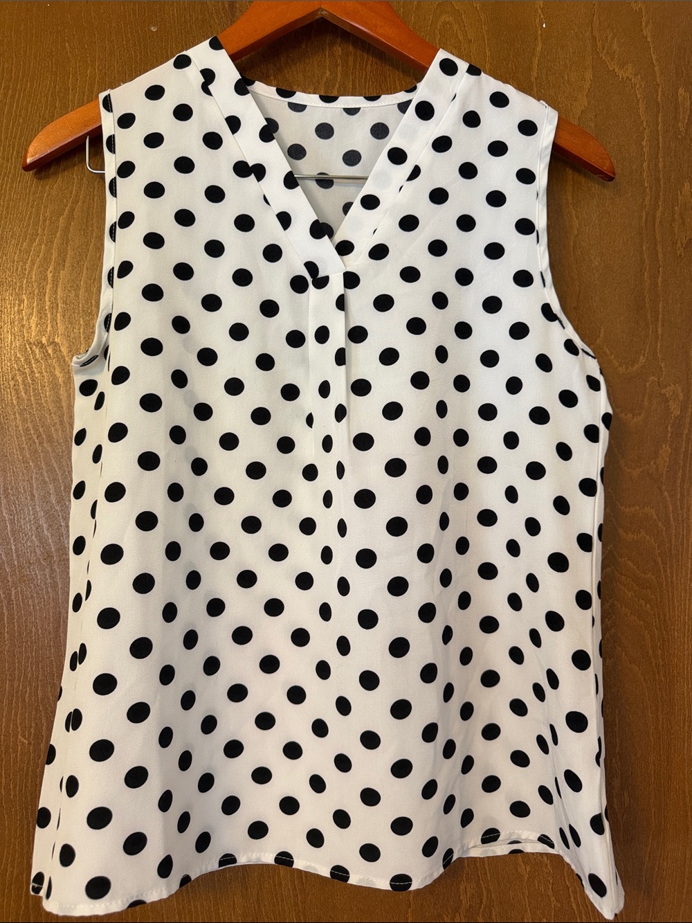 Sleeveless Black Polka Dot V-Neck Women's Top - White/Black
